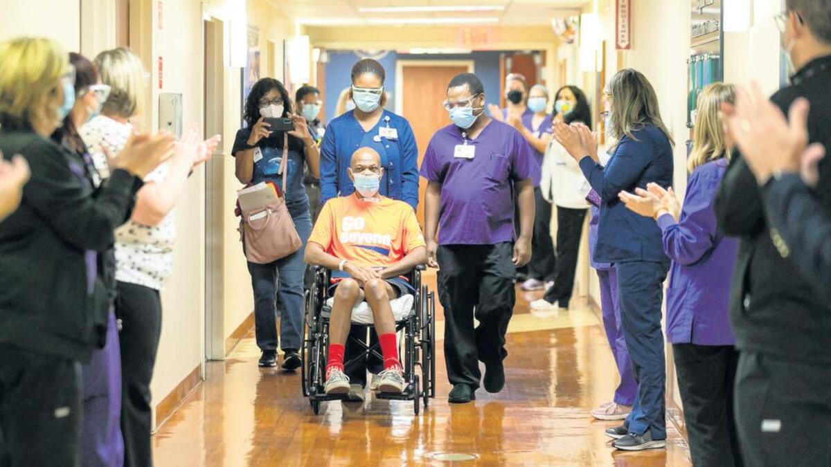 Todos celebran que Warren Graham haya sido dado de alta luego de dos meses en el hospital. A su lado, con la camisa violeta, lo acompaña el terapeuta ocupacional, Samuel Chege.