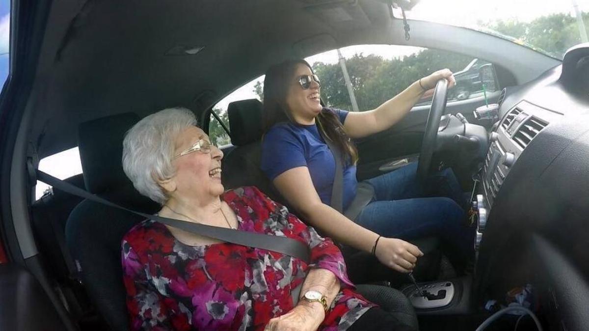 Olga DeMartino, de 92 años, se divierte con su Papa Pal, Valeria Sosa, de 26 años, cuando regresan de la peluquería.