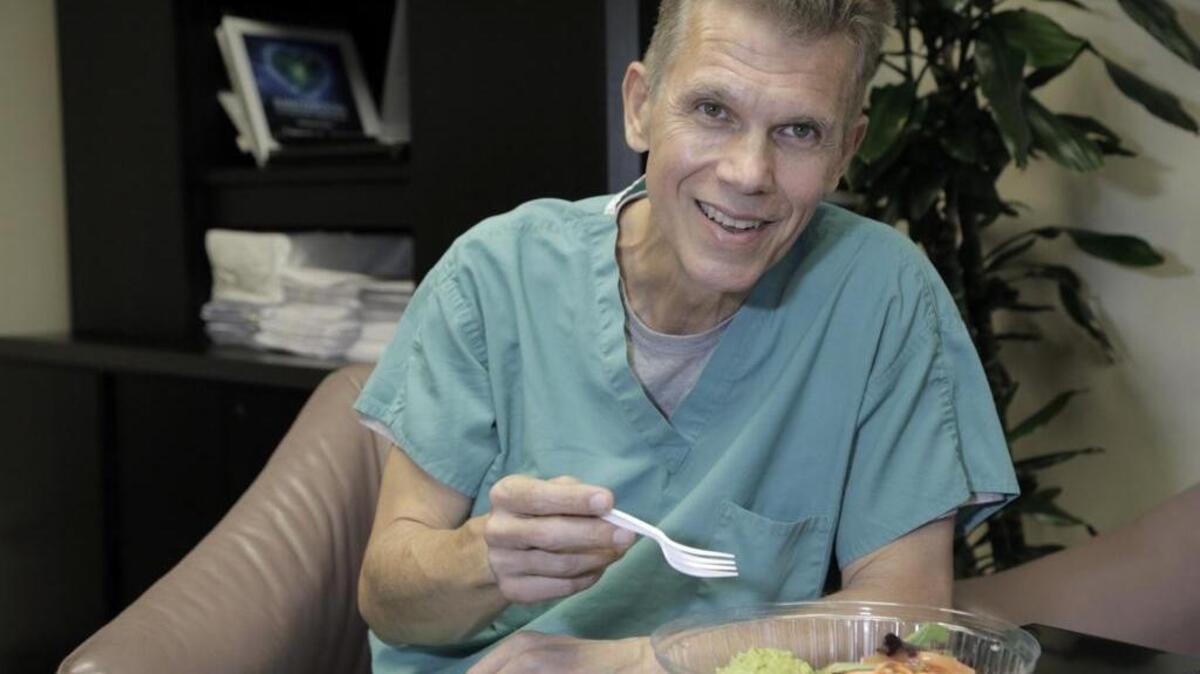 El Dr. Athanassios Tsoukas, cardiólogo del Miami Cardiac & Vascular Institute del Baptist Health lleva una dieta casi vegana.