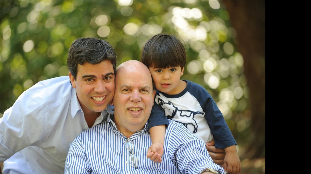 
Ricardo Caporal con su padre Rubens Caporal y su hijo de 7 años. Rubens, ex jugador de fútbol brasileño, padece el mal de Parkinson, y Ricardo crea conciencia sobre la enfermedad desde su posición en la Fundación Nacional de Parkinson de Estados Unidos.
