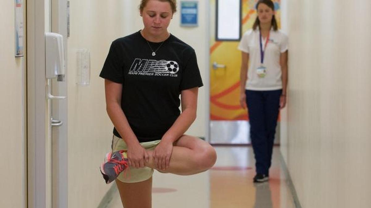
Carly Duncan, de 17 años y miembro de Miami Premier Soccer League, realiza ejercicios como parte de su terapia después de sufrir una fractura lineal. Al fondo Lauren Butler, doctora de terapia física en Nicklaus Children's Hospital.


