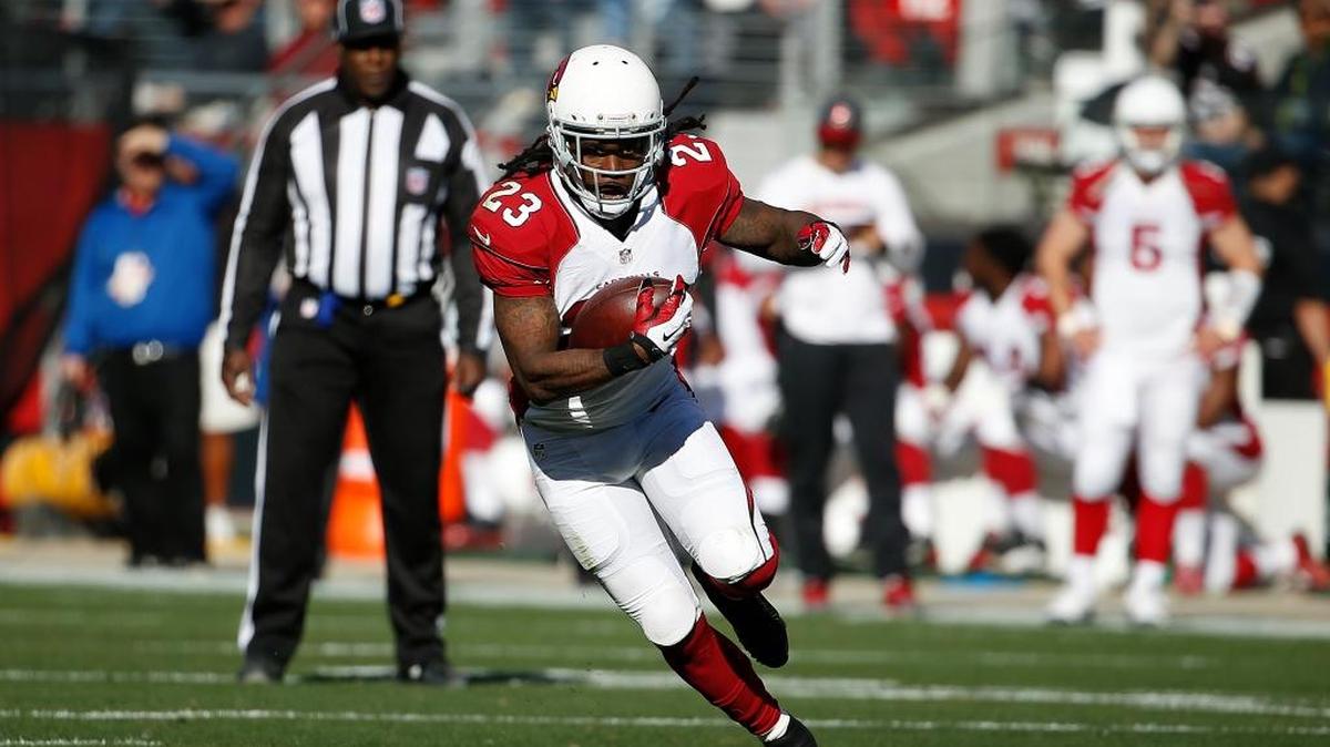 Chris Johnson ha vuelto al terreno de juego. En esta foto Arizona Cardinals, al que pertenece Johnson se enfrenta a los San Francisco 49ers, en Santa Clara, California (2015).