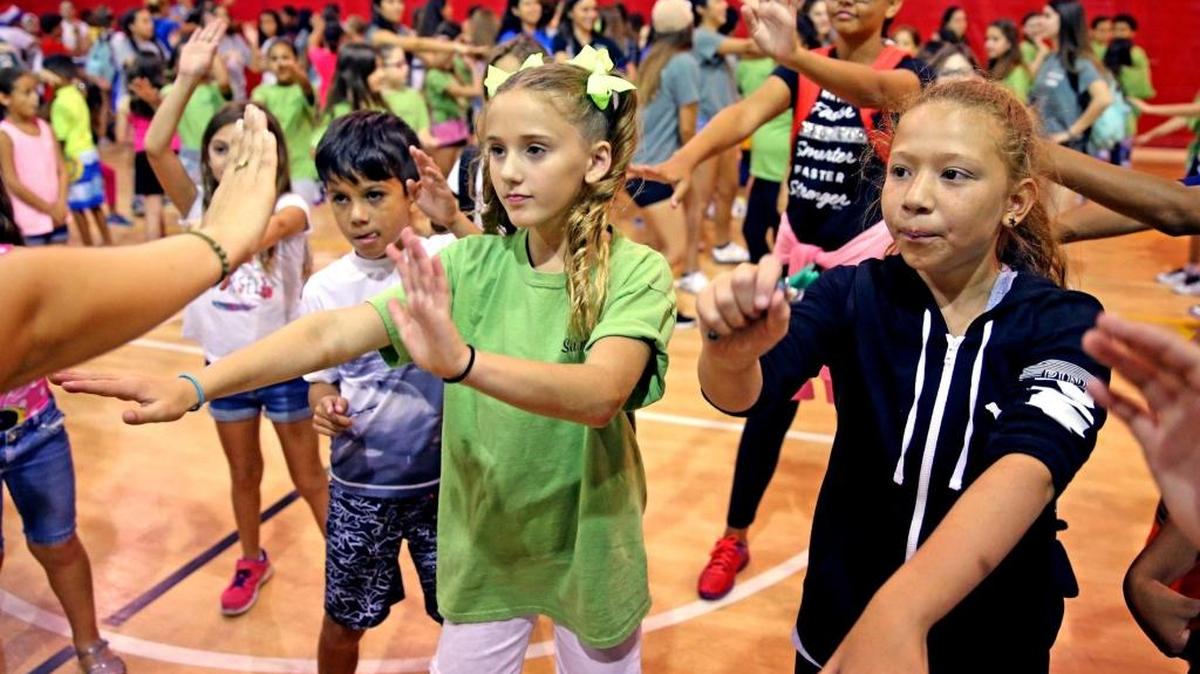 Dahlia Harris, de 10 años (con camiseta verde), participa de una clase de Zumba en el campamento de danza Dave and Mary Alper JCC en West Kendall. Este campamento utiliza los servicios de nutricionistas y expertos en entrenamiento físico de Baptist Health.