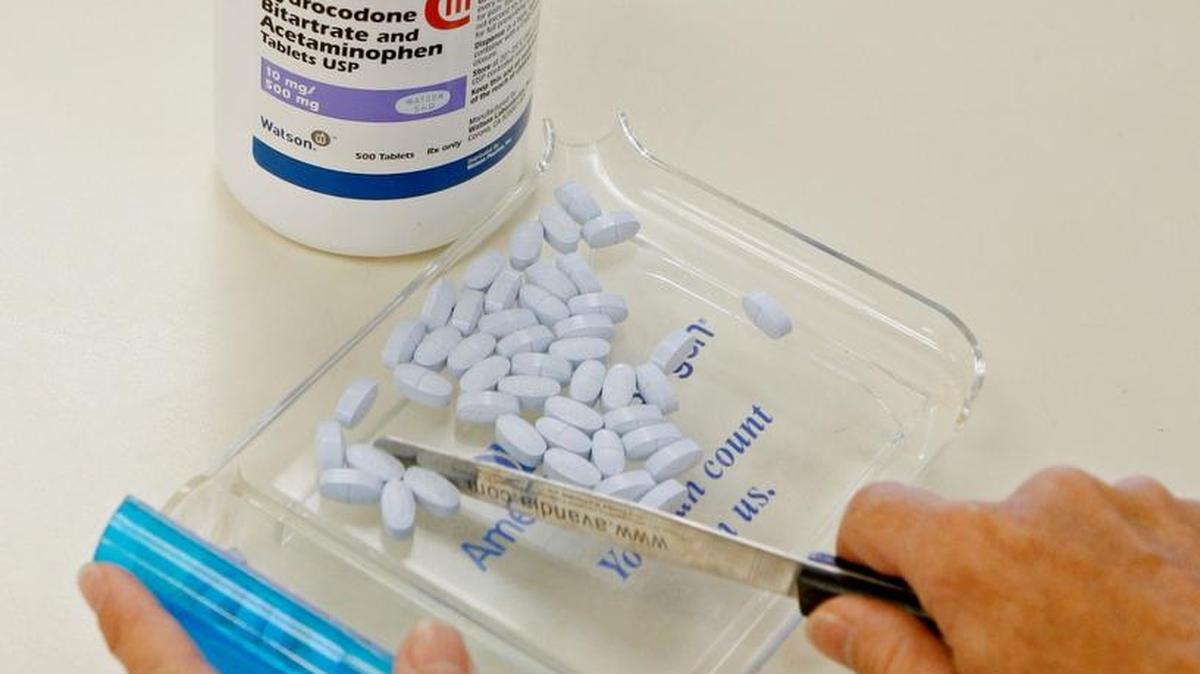 Aunque hoy en día a los pacientes se les administran opioides para tratar el dolor posoperatorio, un gran suministro de píldoras puede abrir la puerta al abuso de opioides como el Percocet.