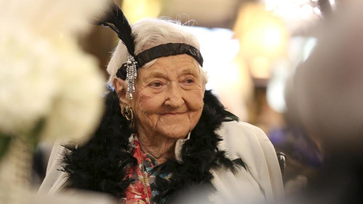 Phyllis Deutsch, 102, en una fiesta en Palace Suites, en Kendall.