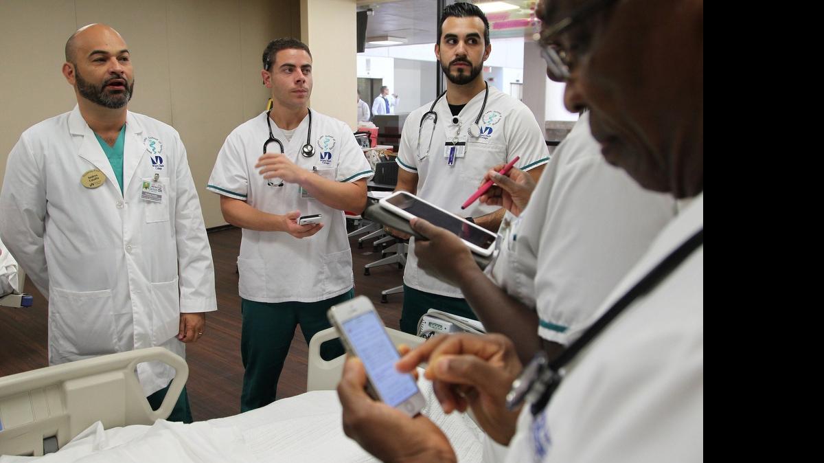 
El profesor Andrés Caiaffa de Miami Dade College Benjamin Leon School of Medicine permite que sus estudiantes utilicen tabletas y teleéfonos celulares durante la clase. En la foto de izq. a der.: el profesor Andrés Caiaffa, Alex Escoto, Enrique Gil, Jennifer Calixte y Julien Saint-Gerard.
