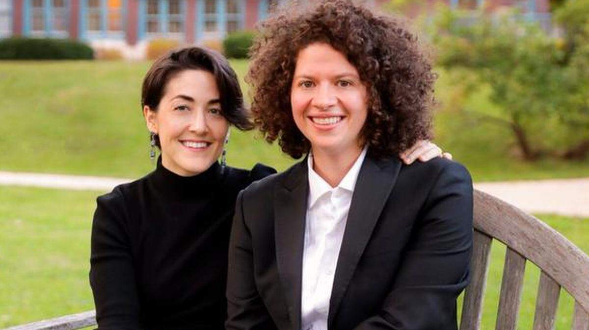 Julia Turshen, (dcha) junto a su esposa Grace Bonney.