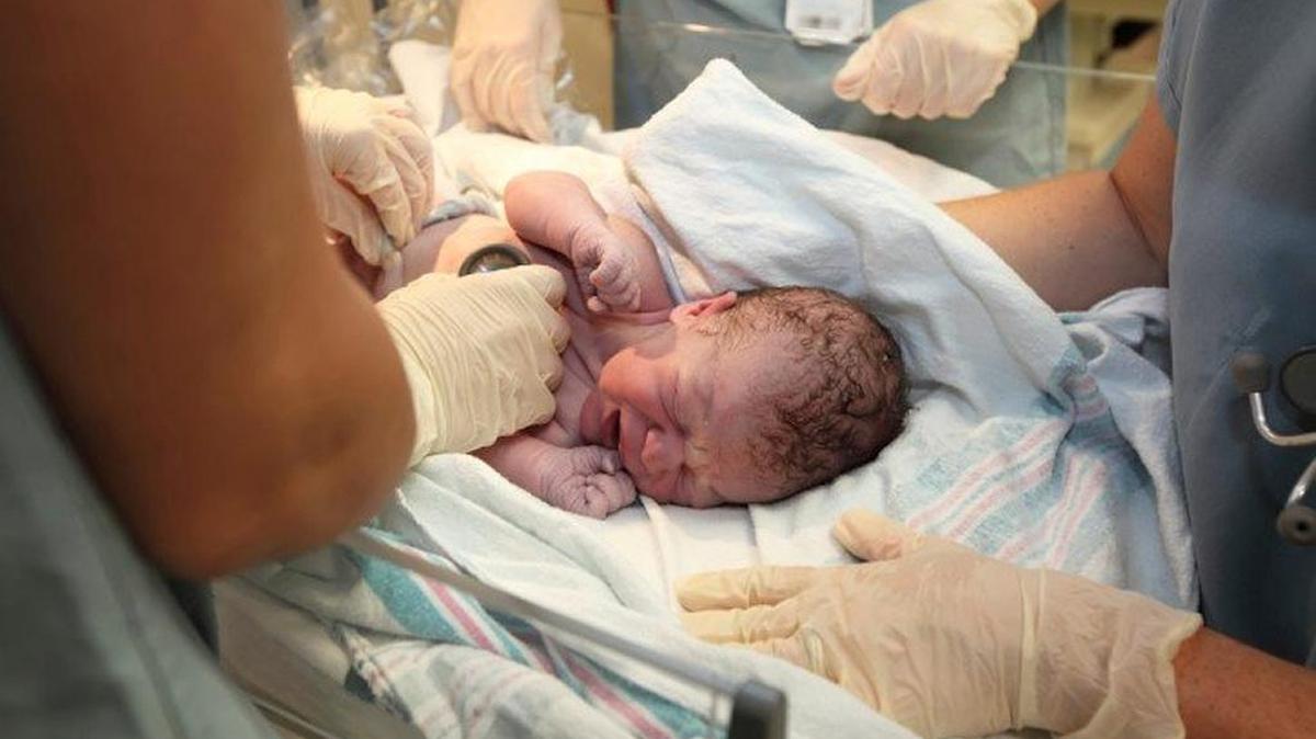 Los proveedores de atención médica pueden aumentar las probabilidades de que los padres sigan las recomendaciones de la AAP al darles consejos precisos sobre las prácticas seguras para los bebés con respecto al sueño.