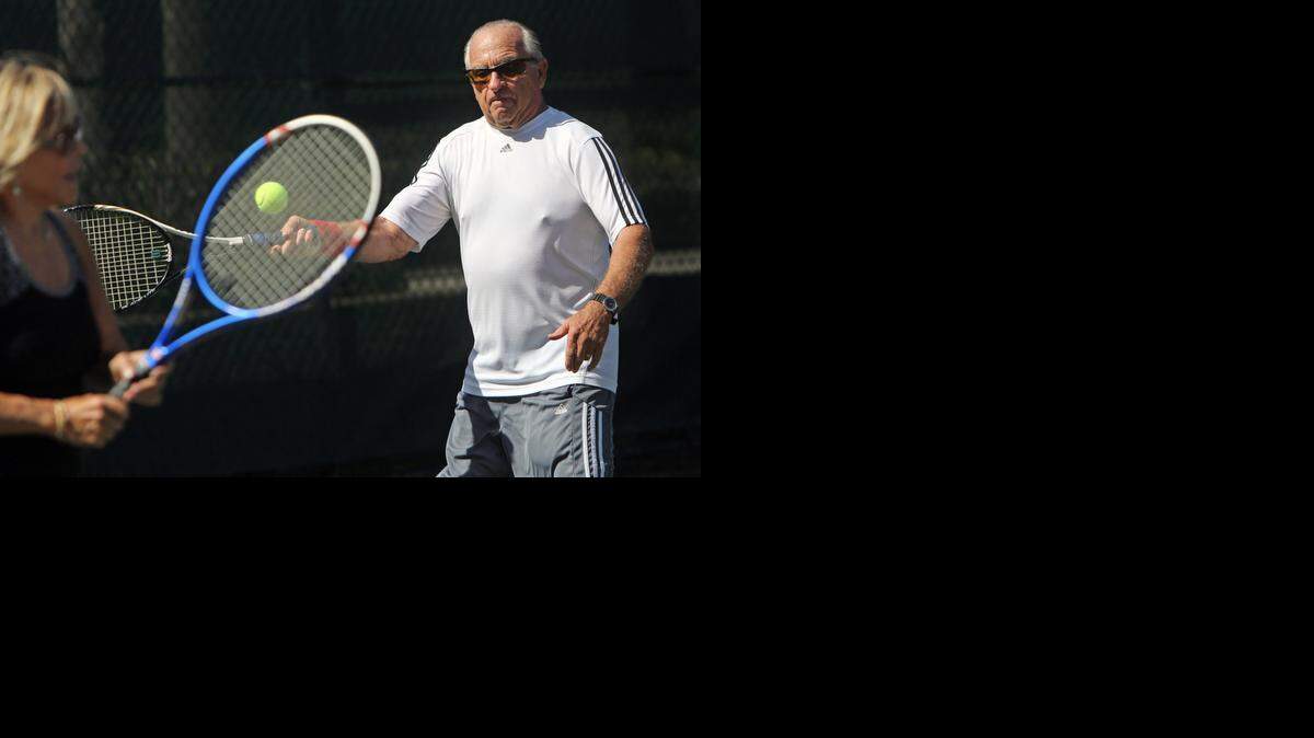 
Marilyn Richardson-Kapper juega tenis con su esposo Lloyd Kapper. Hacer algún deporte juntos es una manera de mantenerse activos.
