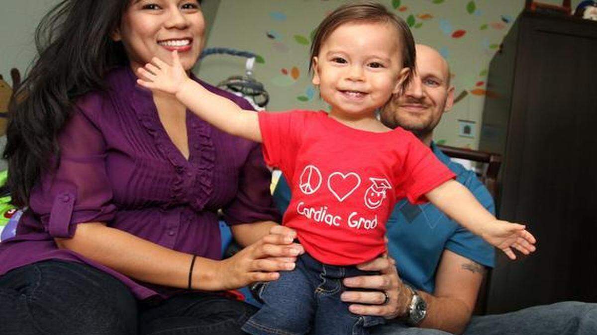 
Elias Graham, de 1 año, junto a sus padres Betty y Adam Graham. Elias fue diagnosticado con defectos en el corazón mientras estaba en el útero. Después del parto fue sometido a dos cirugías por la Dra. Madeleen Mas, directora de un nuevo equipo de cardiología fetal en el Miami Children’s Hospital.
