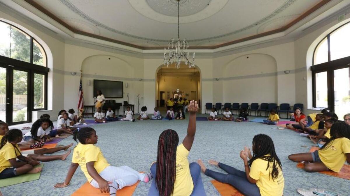 Niños de tercer y cuarto grado que asistieron al campamento Honey Shine de Carrollton School of the Sacred Heart aprenden técnicas para manejar el estrés, entre ellas ‘mindfulness’ (conciencia plena).