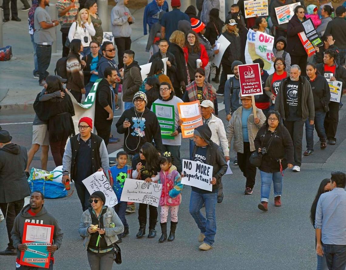 Según un borrador del plan, publicado por The Washington Post, un inmigrante con papeles podría tener problemas para obtener la residencia permanente (green card) si usa, o ha usado en el pasado reciente, Medicaid, CHIP, WIC, cupones de alimentos, subsidios para pagar un plan médico del Obamacare.