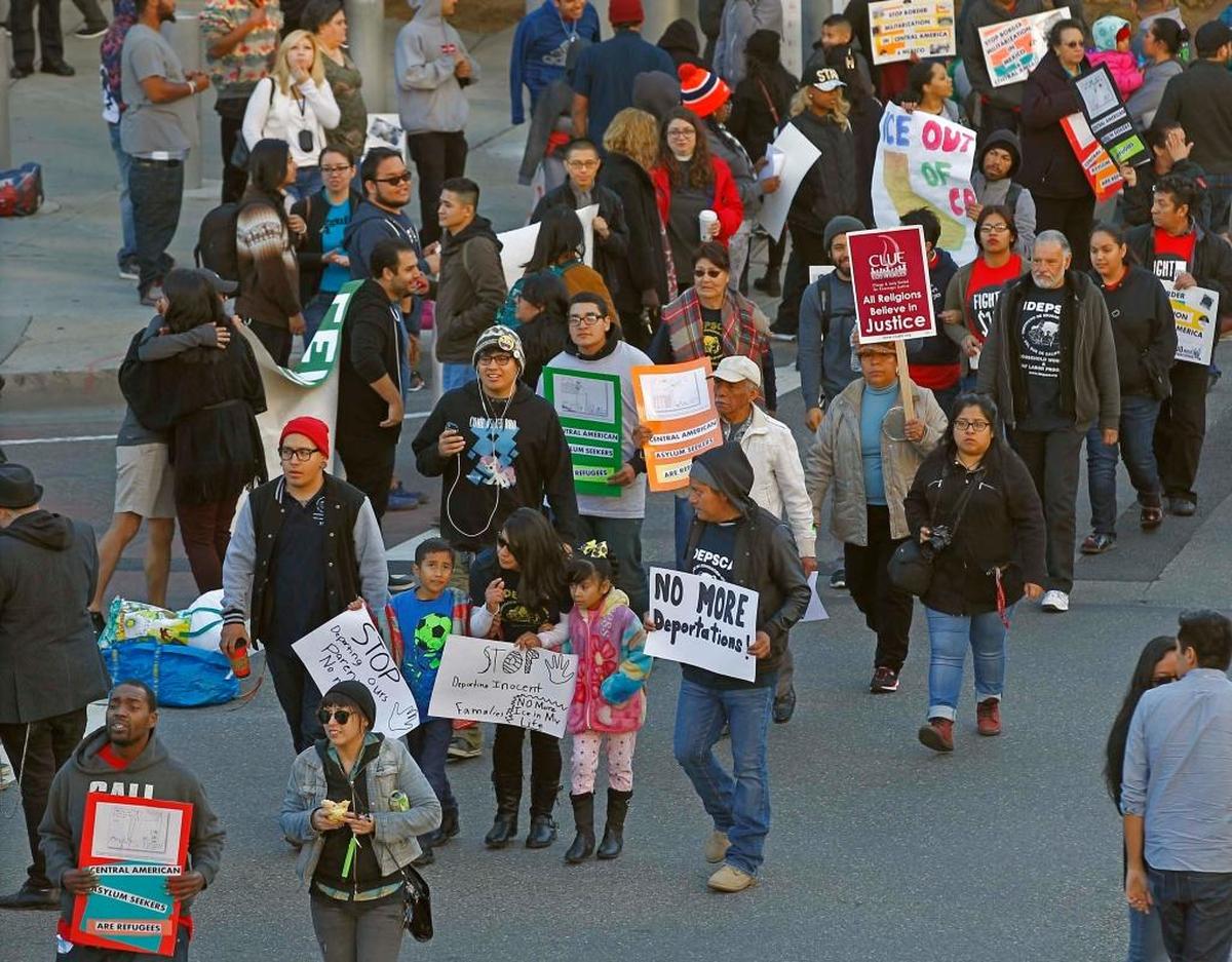 Según un borrador del plan, publicado por The Washington Post, un inmigrante con papeles podría tener problemas para obtener la residencia permanente (green card) si usa, o ha usado en el pasado reciente, Medicaid, CHIP, WIC, cupones de alimentos, subsidios para pagar un plan médico del Obamacare.