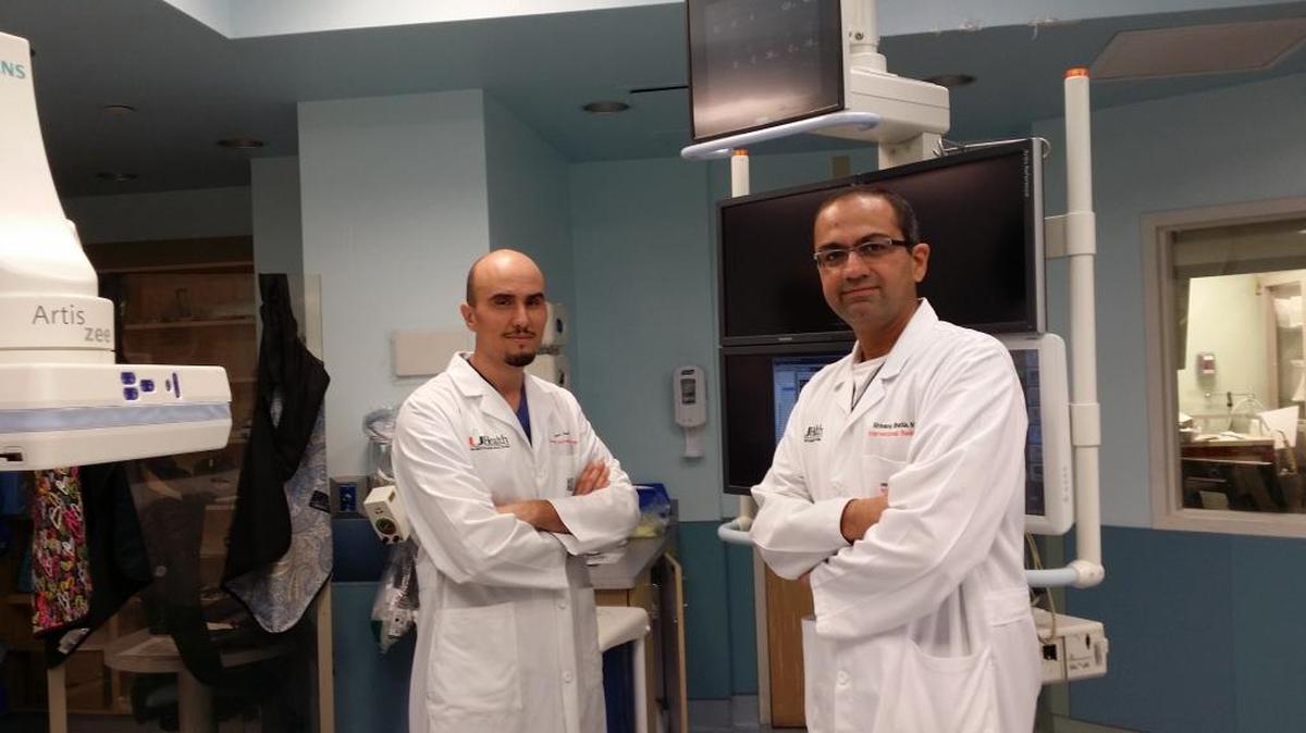 De izq. a der., el doctor Issam Kably y el doctor Shivank Bhatia, radiólogos intervencionistas de UHealth, el Sistema de Salud de la Universidad de Miami.