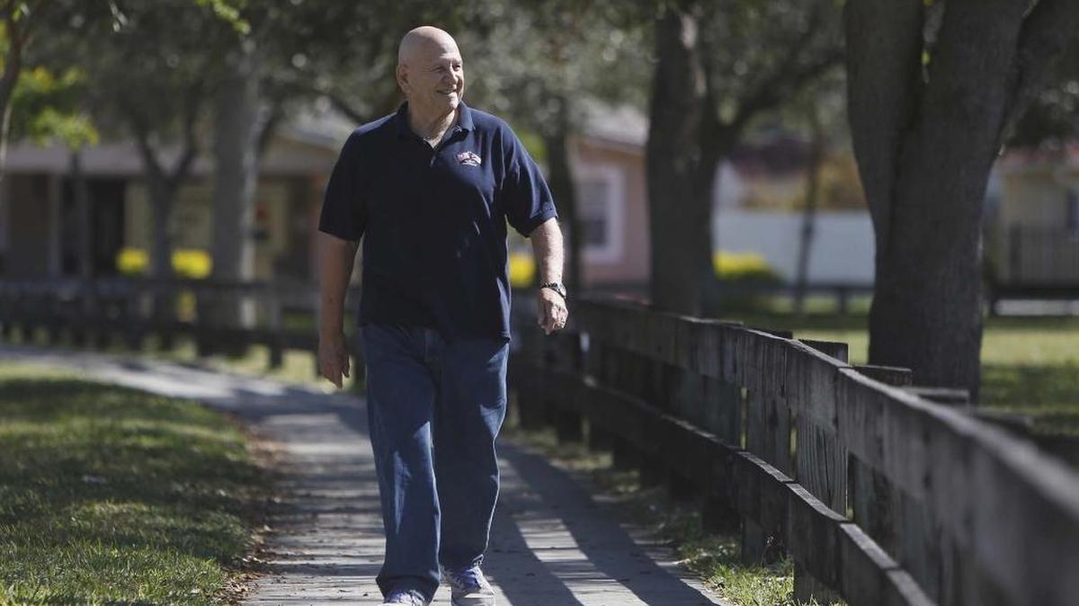 Victoriano Álvarez, de 75 años, camina por Snapper Creek Park.