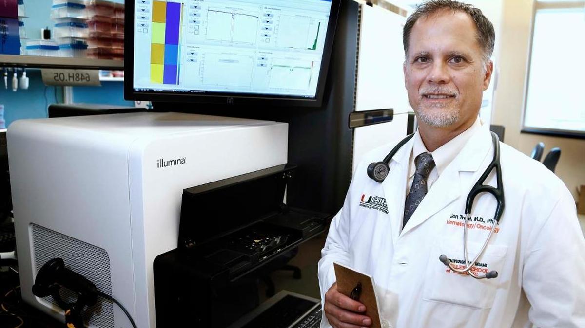 El Dr. Jonathan C. Trent, Ph.D., director del Molecular Tumor Board y del DePICT Trial, frente a la máquina de secuencias de DNA en el Biomedical Research Building de UHealth.