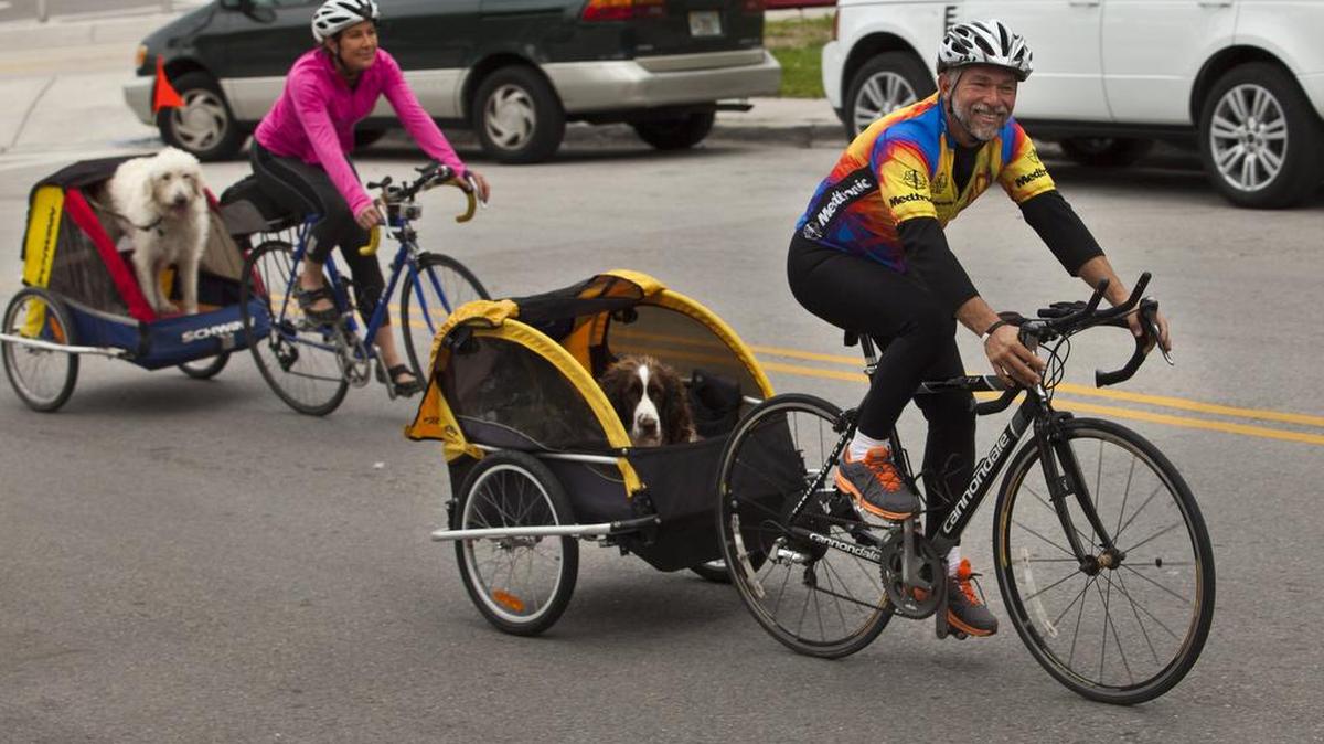 
Roy Roden (dcha) corre bicicleta junto a sus esposa Lynn Roden y sus mascotas, Oliver y Samantha. Ambos realizaron una carrera desde Seattle a Miami para crear conciencia y recaudar fondos para educación e investigación de la enfermedad de Parkinson.


