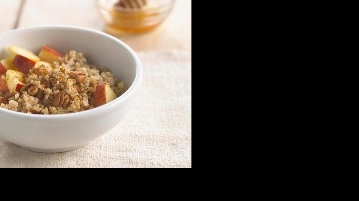 
La avena, especialmente la de corte de acero (steel cut) contiene ácidos grasos Omega-3 y es también rica en fibra soluble, magnesio, potasio y niacina. La avena ayuda a disminuir el colesterol malo (LDL).
