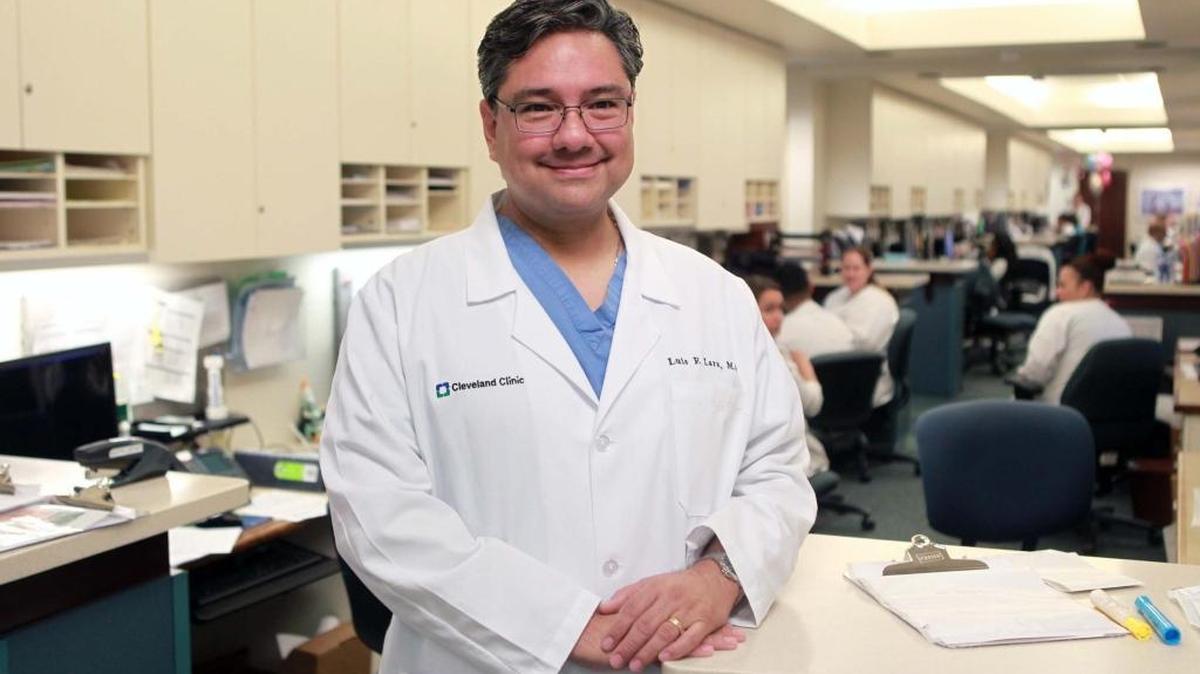 Dr. Luis F. Lara del Departamento de Gastroenterología y Hepatología de la Clínica Cleveland de la Florida.