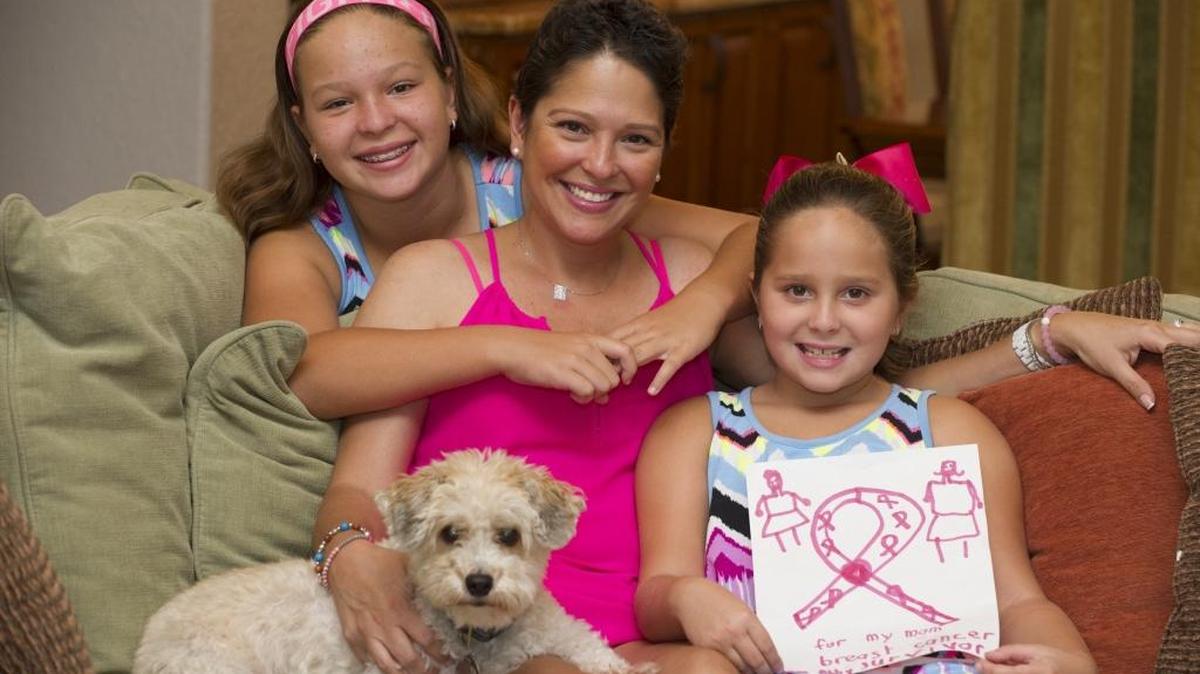 Gracy Ordoñez, sobreviviente de cáncer de seno, junto a sus hijas Emma, de 11 años (izq) y Abby, de 7.