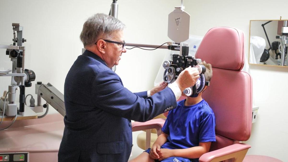 El doctor Roberto Warman, director de la división de oftalmología del Nicklaus Children’s Hospital, examina al paciente Jordi Salum-Ozcoz.
