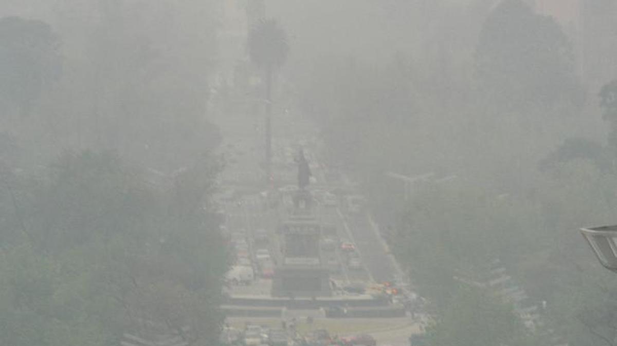 Fotografía de archivo del 14 de enero de 2015 que muestra la Avenida Reforma, en ciudad de México (México). La mala calidad del aire de las metrópolis de América Latina, acentuada por la expansión de estas ciudades, puede provocar efectos nefastos para la salud, como infartos cerebrales y bronquitis, por lo que es necesario atender aquellas planificaciones urbanas que favorecen las emisiones contaminantes.