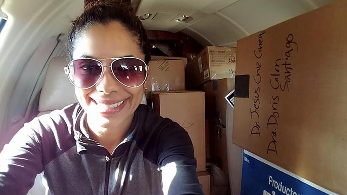 La doctora Dalian Caraballo, de Miami, ayuda a organizar el transporte de suministros. Médicos con los que había trabajado la contactaron para colaborar.