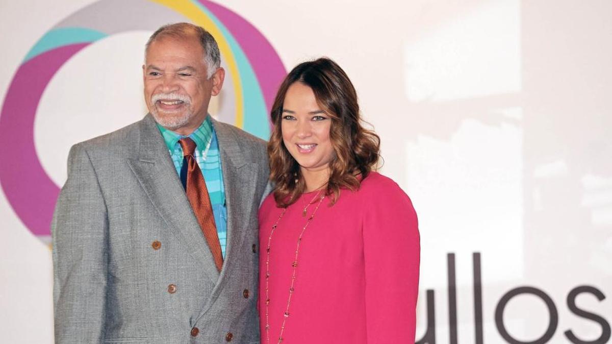 
La actriz y sobreviente de cáncer de seno, Adamari López junto al doctor Pedro De La Rosa.
