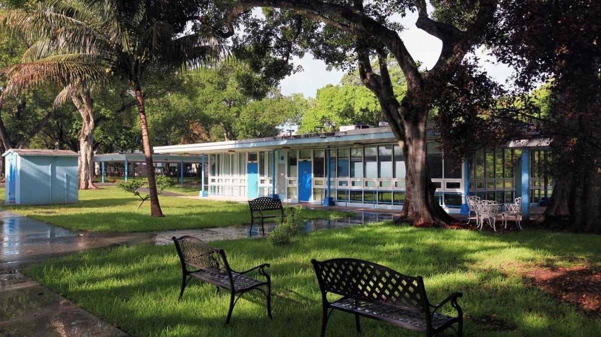 La escuela Henry S. West Laboratory en Coral Gables mejor conocida como West Lab, cuenta con un programa de idioma alemán, un plan de estudios de la escuela media enfocado en ciencias y matemáticas y, además, esta asociada con University of Miami’s School of Education.