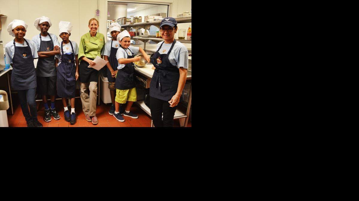 
La chef Julie Frans (centro) y su asistente Edda Caban (der.) con un grupo de niños en una clase de nutrición y manejo de alimentos en el Instituto Culinario del Miami Dade College.
