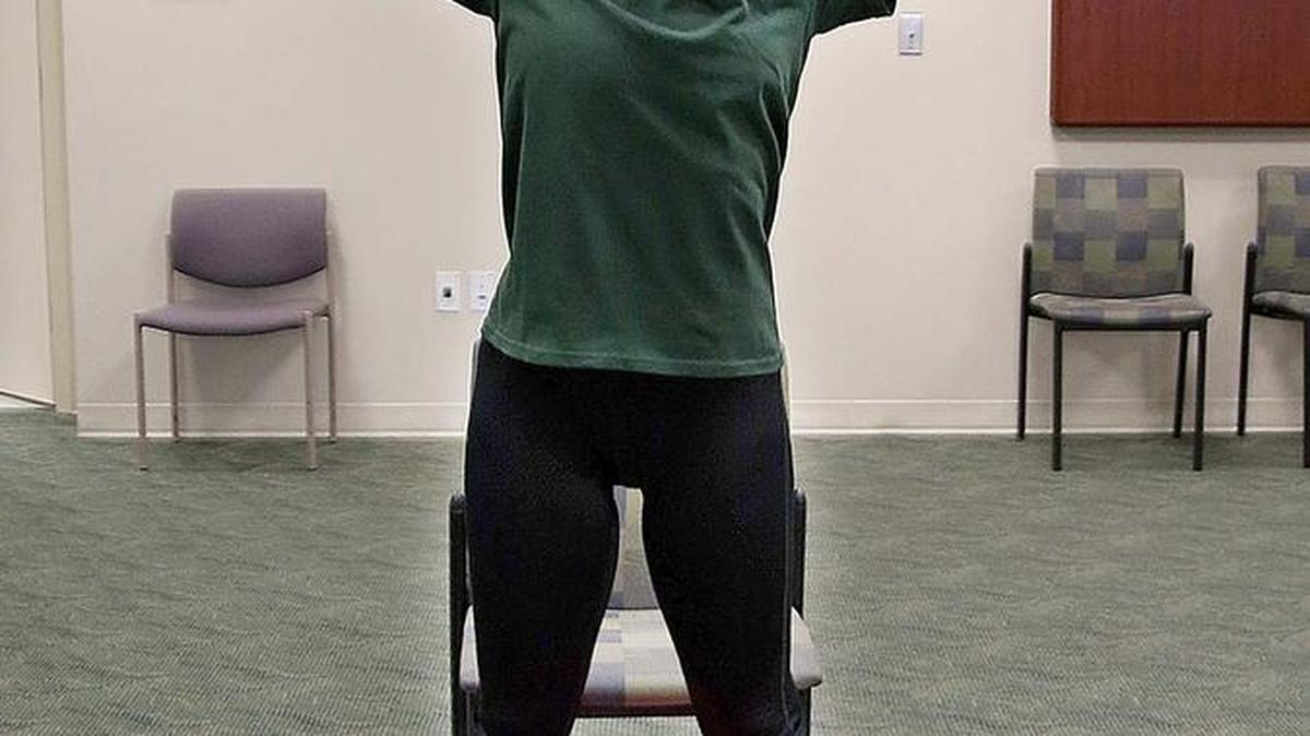Catherine Connor, instructora certificada de ejercicios para personas de la tercera edad del Baptist Health South Florida, muestra la mejor rutina de estiramientos.
