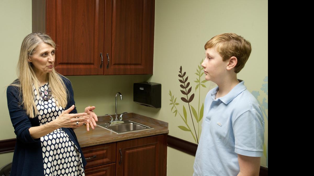
La Dra. Raghad Koutouby, gastroenteróloga pediátrica de Gastrohealth Pediatrics, conversa con el paciente Connor Bass, de 14 años, en el Baptist Children's Hospital. Connor está recibiendo tratamiento para la enfermedad de Crohn.
