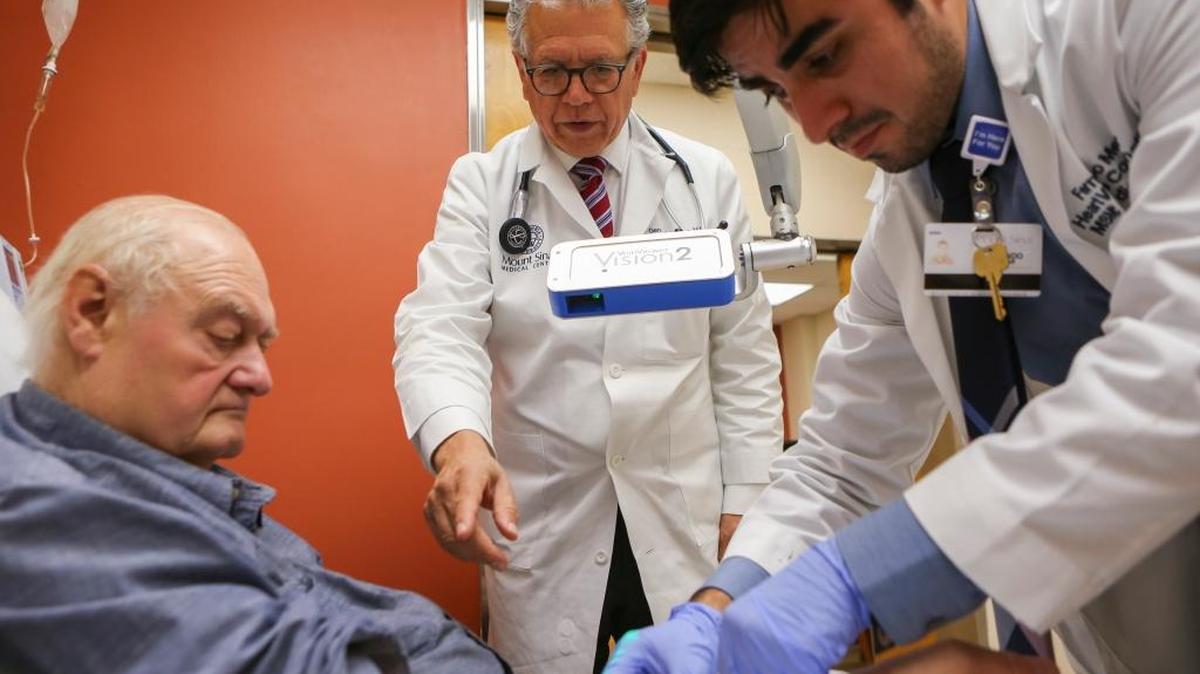 Richard Curren (izq), paciente diabético, recibe una infusión intravenosa de terapia de quelación. Al centro el Dr. Gervasio A. Lamas, jefe de cardología de Mount Sinai Medical Center, supervisa a Fernando Melgar, quien se dispone a administrar el tratamiento.