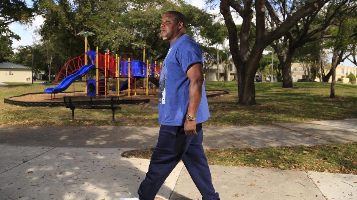 Henry Larkin, quien sufre de hipertensión, diabetes y tuvo ataques de corazón, hace una rutina de ejercicios desde que participa en el programa de la escuela de medicina de FIU y Baptist Health South Florida.