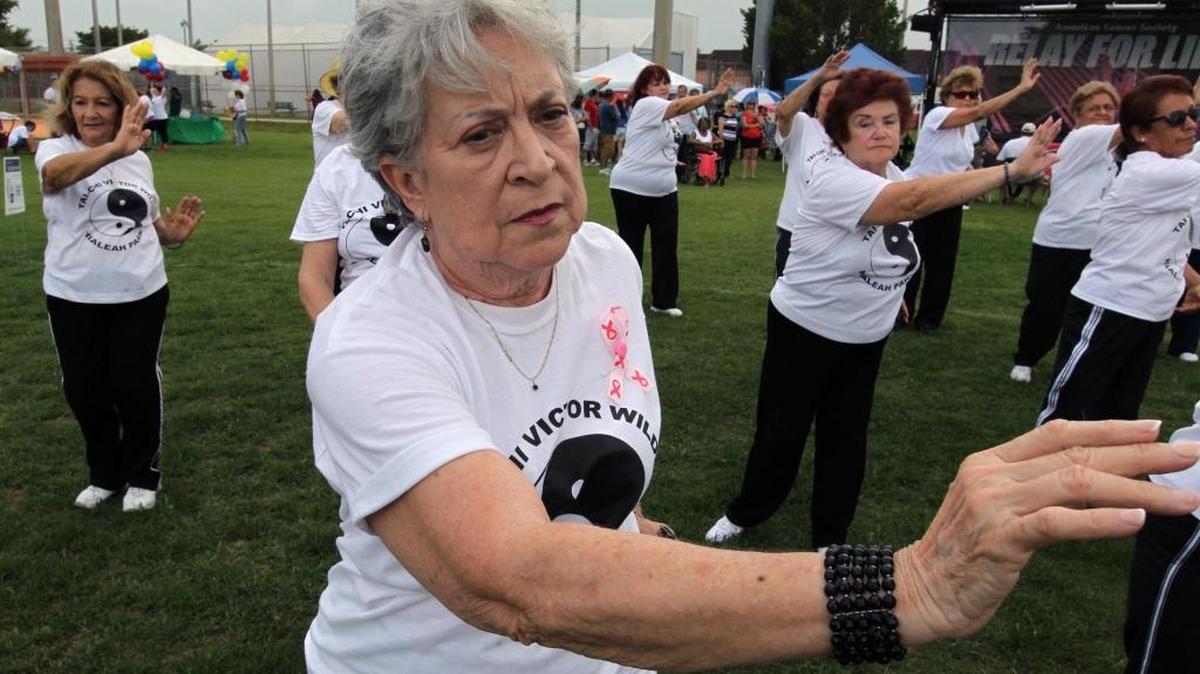En muchas comunidades de Estados Unidos, las personas de la tercera edad tienen programas que se adaptan a múltiples intereses culturales y recreativos.
