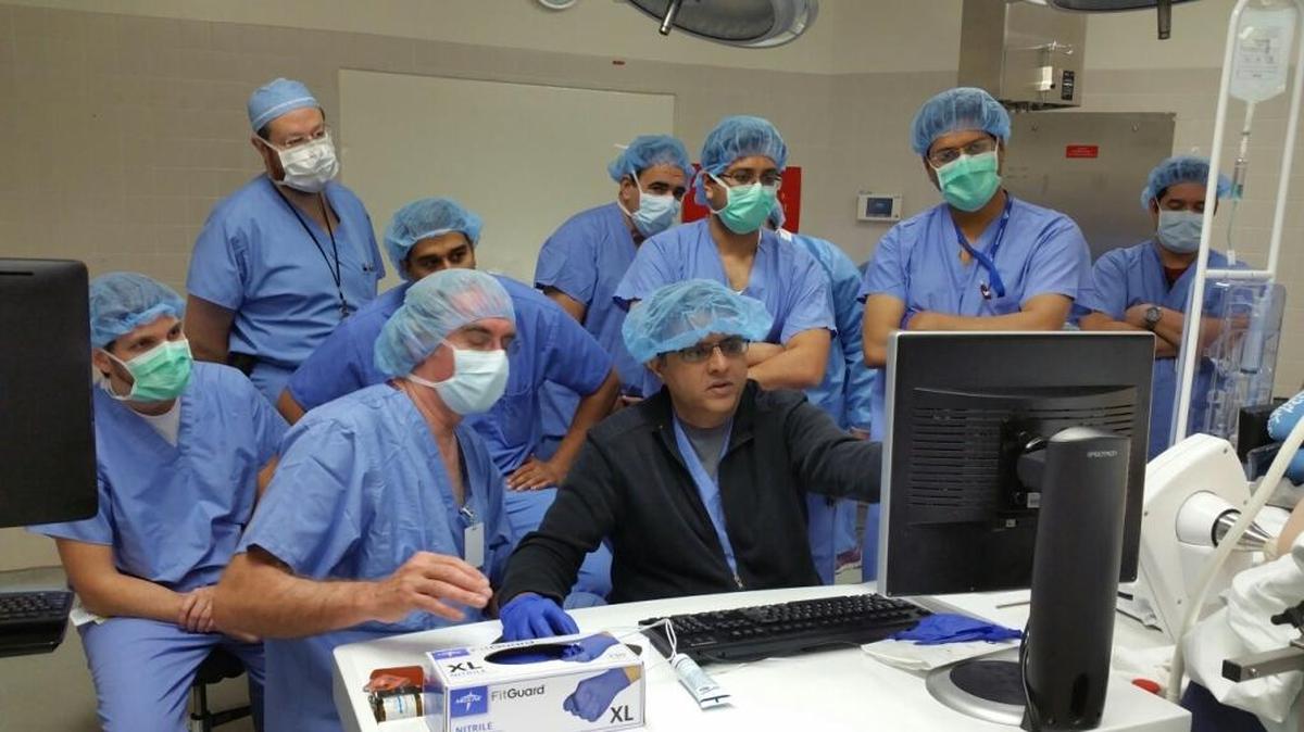 Al centro el Dr. Dipen Jaysukhial Parekh, jefe del departamento de urología y director de cirugía robótica de UHealth, muestra el proceso de terapia focal.