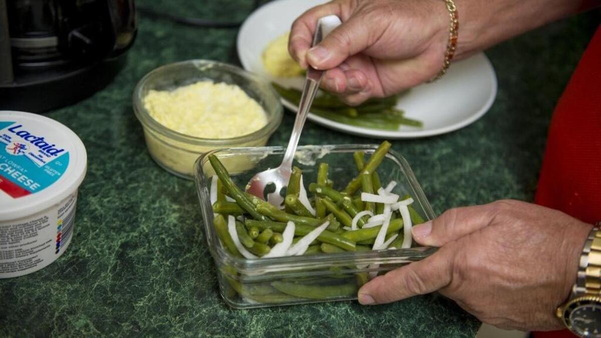 Para cambiar los hábitos alimentarios el Dr. Rivera recomienda hacer los cambios lentamente, sin metas fantasiosas para evitar angustias.