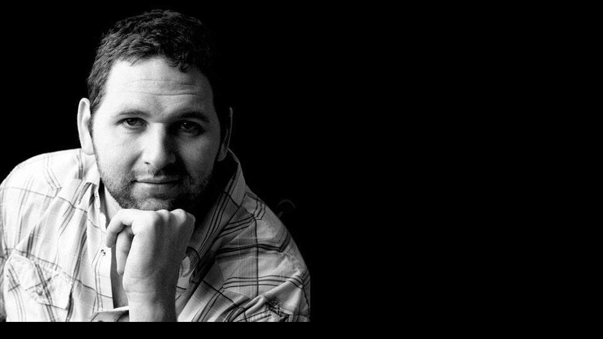 
Alan se golpeó contra el fondo de la piscina y restos de dos de sus cervicales impactaron la médula, dejándolo cuadripléjico.
