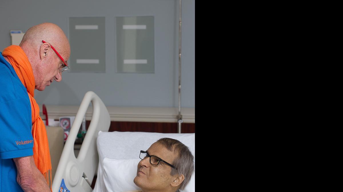 
Avi Jewell, tuvo que dejar de trabajar luego de ser diagnosticado hace tres años con cáncer esofágico en estadio tres. Actualmente es voluntario de el Sylvester Comprehensive Cancer Center de la Universidad de Miami. En la foto Jewell conversa con Michael Fuechsl, paciente de cáncer.


