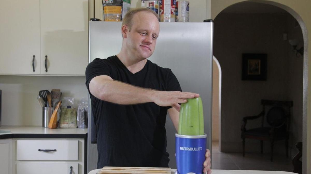 John Irvin prepara un jugo de vegetales mezclando col rizada, espinaca o acelga fresca, cilantro, eneldo, jengibre y limón.