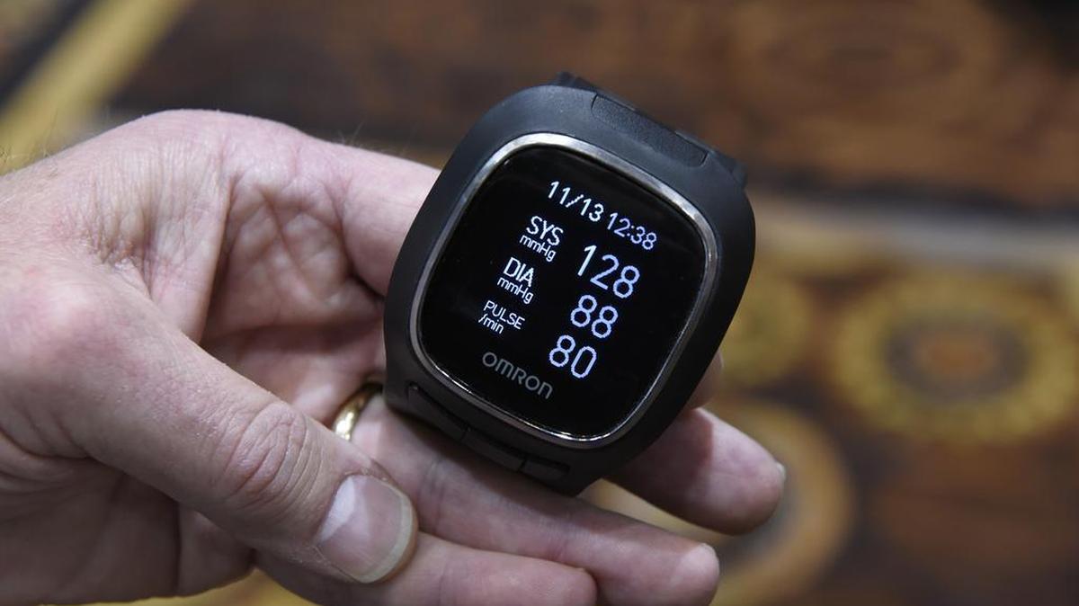 El monitor de presión arterial de muñeca Omron Project Zero se muestra en una fotografía en el Consumer Electronics Show 2016 (CES) en Las Vegas, Nevada, Estados Unidos, el lunes 4 de enero de 2016.
