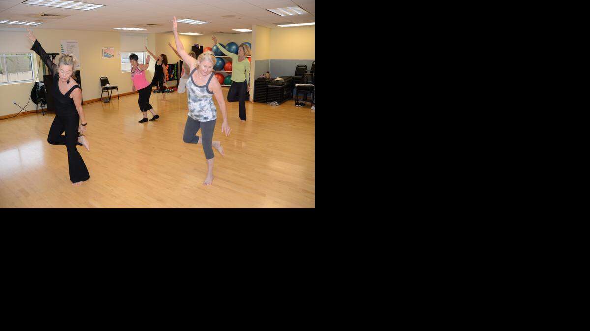 
Gayle Strogen, (izq), es instructora de una clase de baile para cardio en el Holy Cross Hospital. Barbara Gilbertson, (dcha), ha participado de la calse desde hace tres años.
