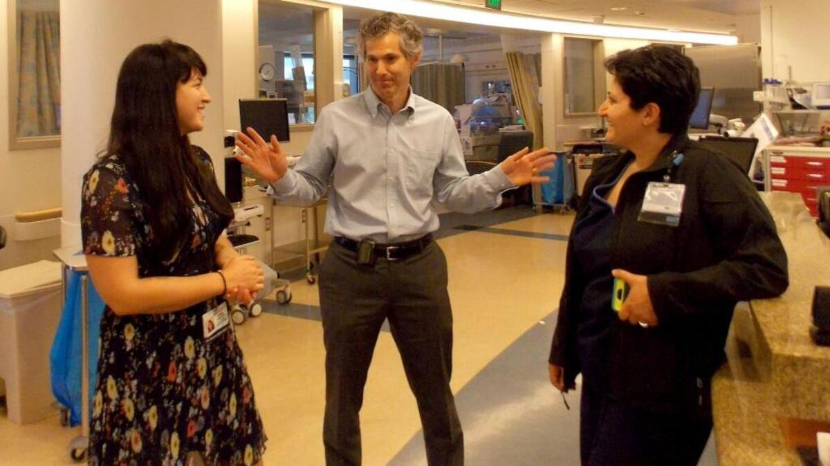 La neonatóloga Joanna Parga, el cardiólogo pediátrico Mark Sklansky y la enfermera Anahit Sarin-Gulian hablan sobre la zona ‘libre de apretones de mano’.