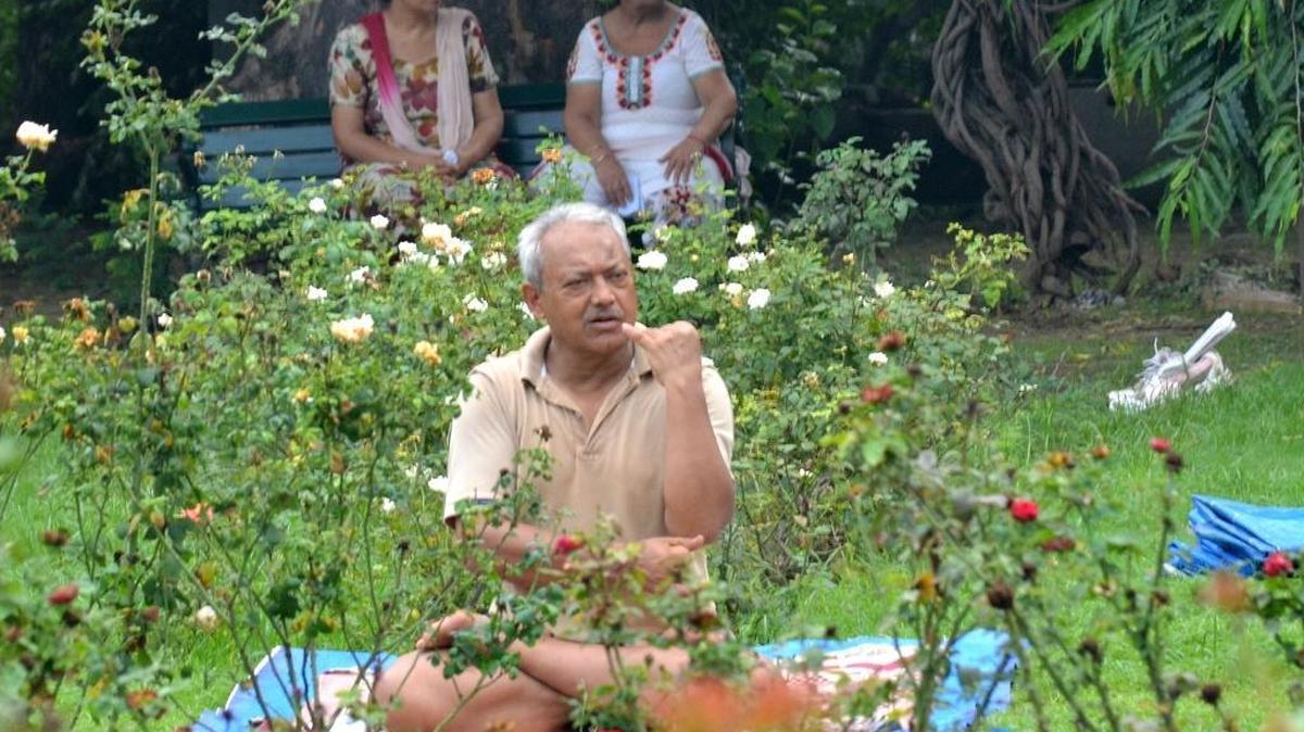 
Un hombre practica yoga en el parque Lodi Garden, en Nueva Delhi.
