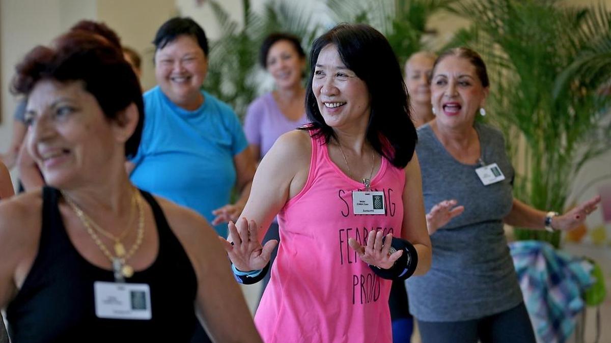 Melissa Yen (centro) durante uyna clase de Zumba en el West Kendall Baptist Hospital.