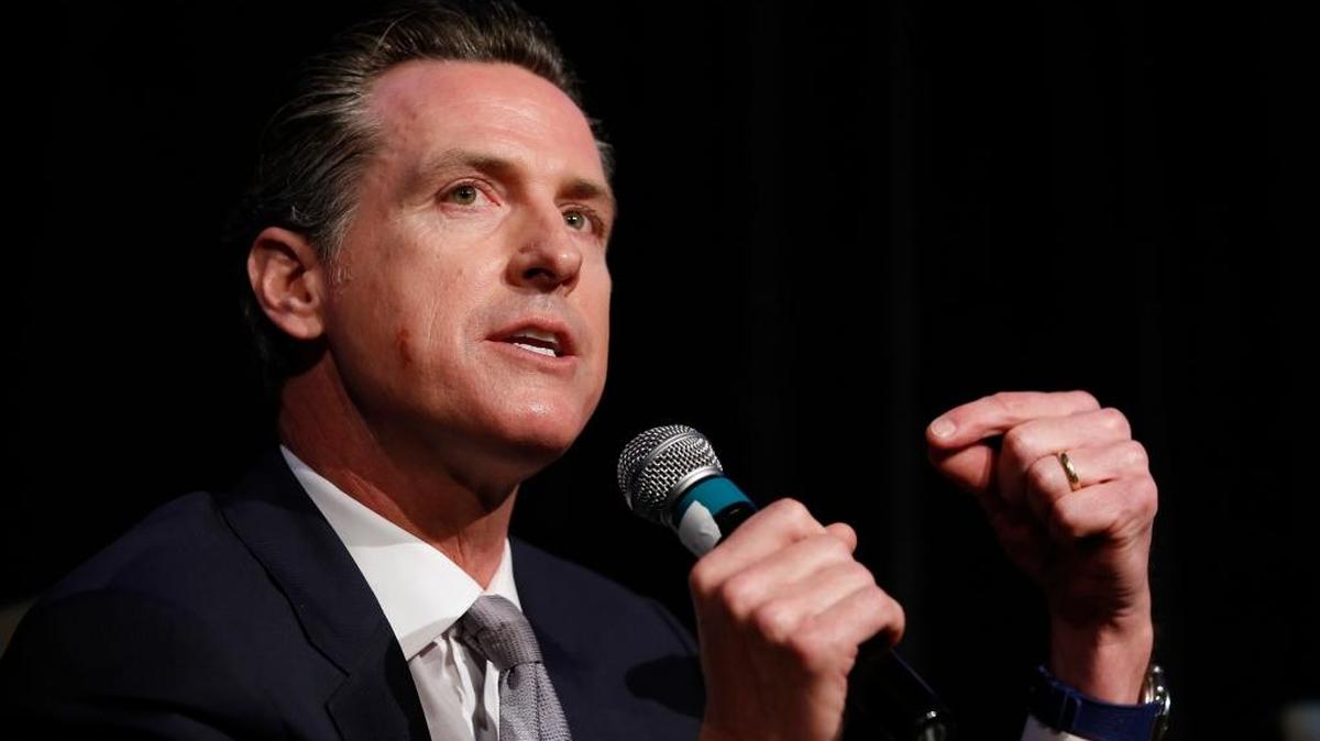 Gavin Newsom, vicegobernador demócrata, quien espera convertirse en el próximo gobernador, ha sugerido crear un sistema en el cual los empleadores cubran las brechas en la cobertura existente.