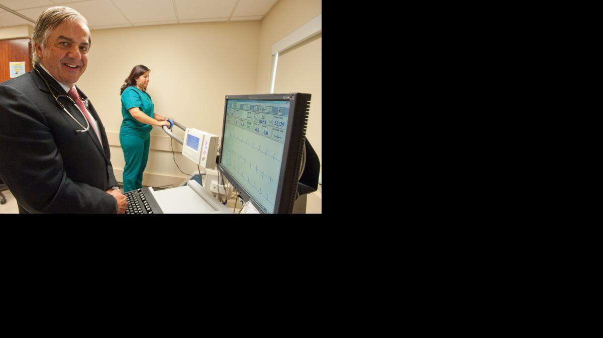 
El Dr. Theodore Feldman, director médico de Miami Cardiac and Vascular Institute en South Miami Hospital y director médico del Centro para la Prevención y el Bienestar de Baptist Health South Florida, explica que las rutinas de ejercicio demasiado intensas no necesariamente tienen efectos adversos sobre la salud. En la foto junto a Josie Mujica, técnica cardiovascular del centro.




