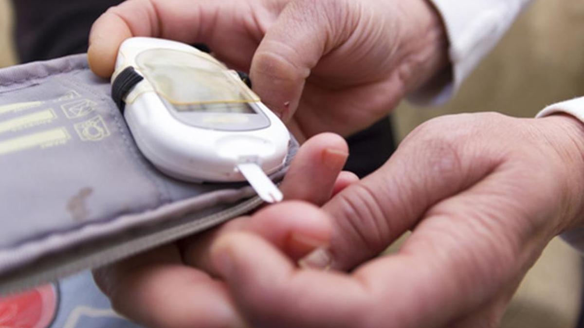 Recientes estudios han demostrado que casi la mitad de los pacientes hispanos tienen problemas cambiando su alimentación y casi el 40 % tienen problemas ajustando su rutina de ejercicios, por lo que ese apoyo de la familia es muy importante.
