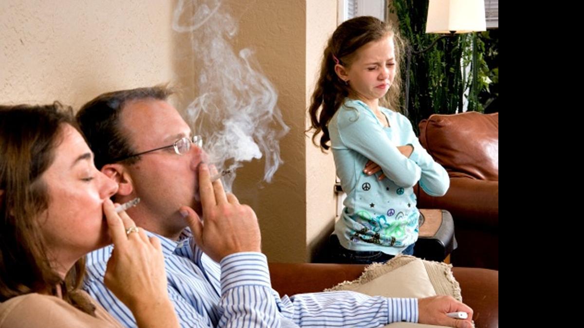 
Se conoce como fumador pasivo a la persona que no es fumadora y aspira el humo de tabaco generado por otras personas que fuman en lugares cerrados. 
