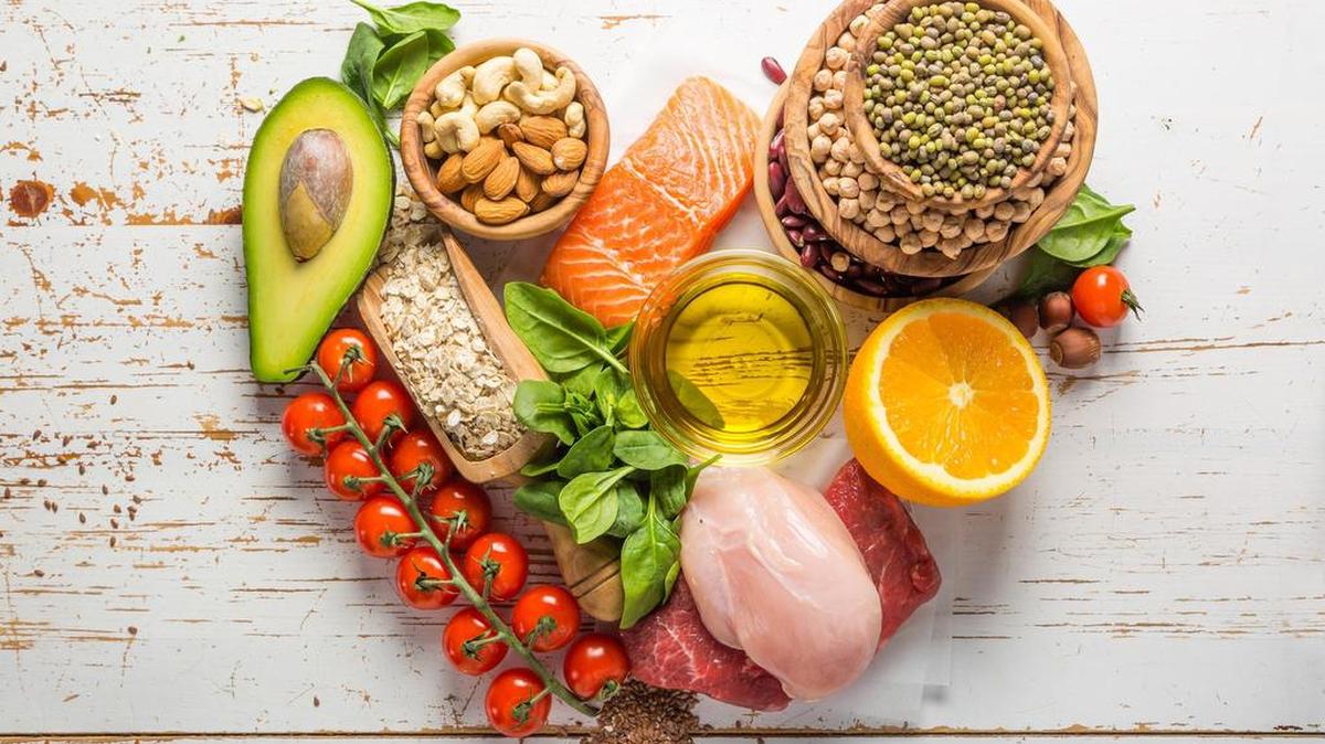 Seleccione alimentos que son bajos en grasas y carbohidratos.